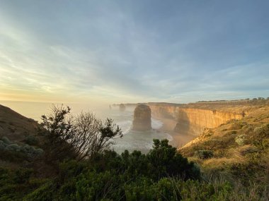 12 Havarinin fotoğrafı, Melbourne, Victoria, Avustralya yakınlarındaki Büyük Okyanus Yolu 'ndaki Port Campbell Ulusal Parkı' ndaki kireçtaşı kaya yığınları. 