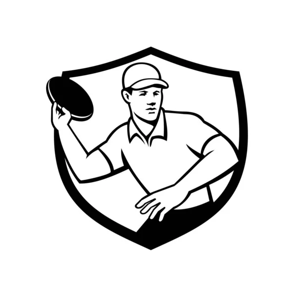 黒と白のレトロなスタイルで隔離された背景に正面から見えるクレストやシールド形状の中にフラットボールやフリスビーセットを投げディスクゴルフ選手のマスコットアイコンイラスト — ストックベクタ