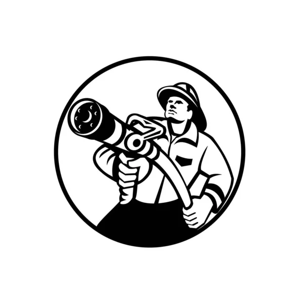 美国消防员或消防和应急人员瞄准消防软管的黑白插图 从前置内圈以复古风格拍摄 — 图库矢量图片