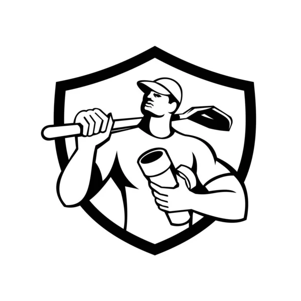 一个排水系统建筑工人头戴帽管 肩扛铲子 抬头望向内部盾构的侧面 背靠黑色和白色复古风格的孤立背景的图例 — 图库矢量图片