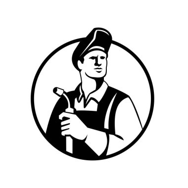 Kaynak işçisi resmedilmiş, elinde güneşlik olan kaynak makinesi var. Arka planda izole edilmiş siyah-beyaz arka planda yan daireye bakıyor..