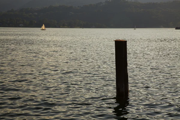 Vista lago com barco à vela — Fotografia de Stock