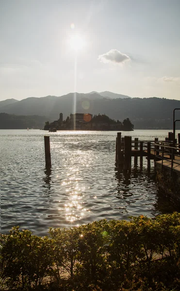 Göl üzerinde parlayan güneş — Stok fotoğraf