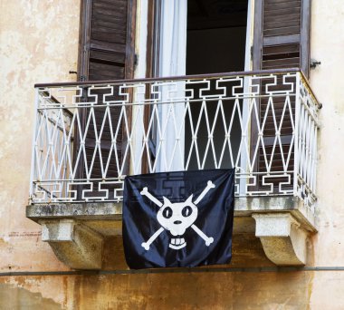 Korsan bayrağı ile balkon