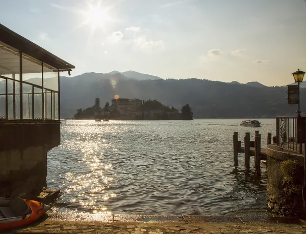 Ostrov nad zářící jezero — Stock fotografie