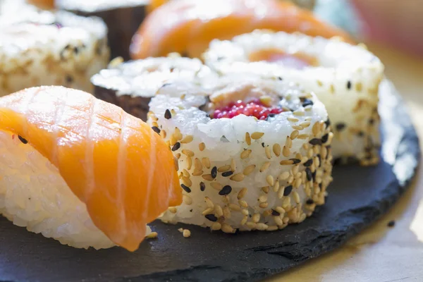 Sushi sobre placa preta — Fotografia de Stock