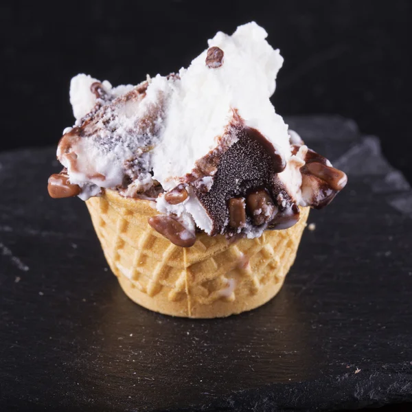 Ice cream felett fekete kő — Stock Fotó