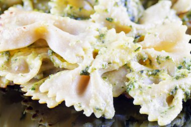 Farfalle al pesto