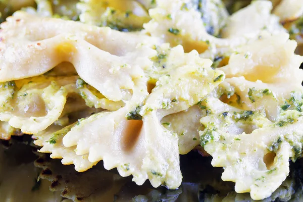 Farfalle al pesto