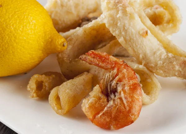 Pesce fritto su piatto bianco — Foto Stock