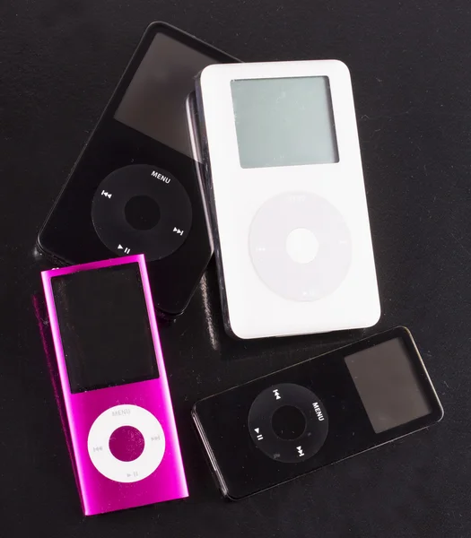 IPods op zwart — Stockfoto