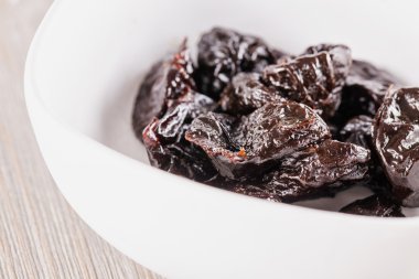 Beyaz bir bardak kuru erik