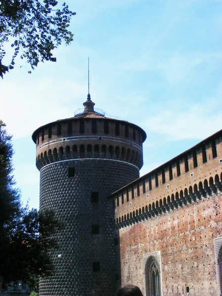 Velké věže hradu Castello Sforzesco v Miláně — Stock fotografie