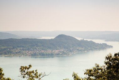 Göl Manzaralı ağaçları ile