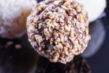 Çikolata siyah arka plan yansıtan üzerinde