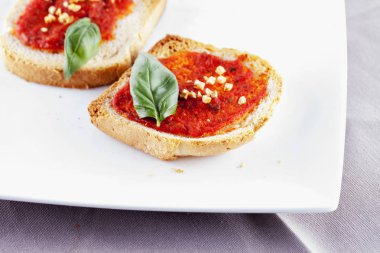 Bruschette beyaz plaka üzerinde