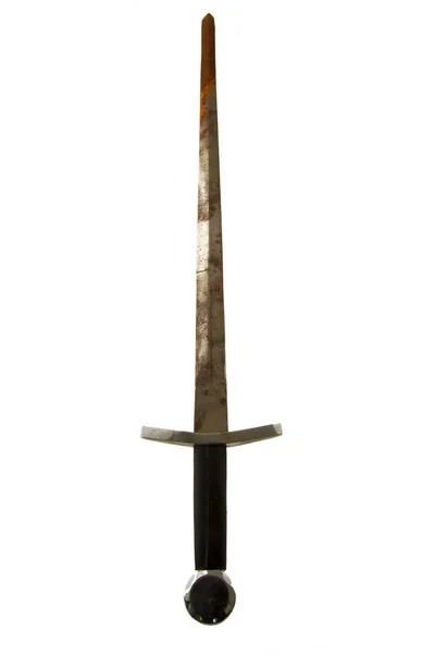 Velha espada enferrujada isolada sobre fundo branco — Fotografia de Stock