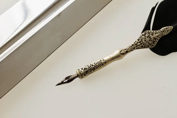 Meč a staré pero — Stock fotografie