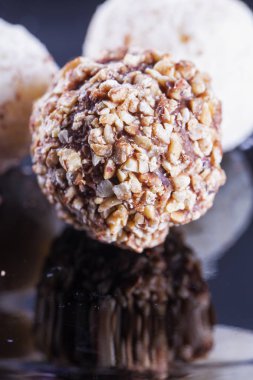 Çikolata siyah yüzey yansıtan üzerinde