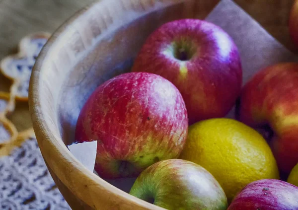 Pommes dans un panier en bois — Photo