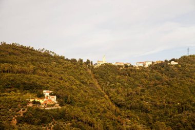 Küçük bir ülke ile Hills