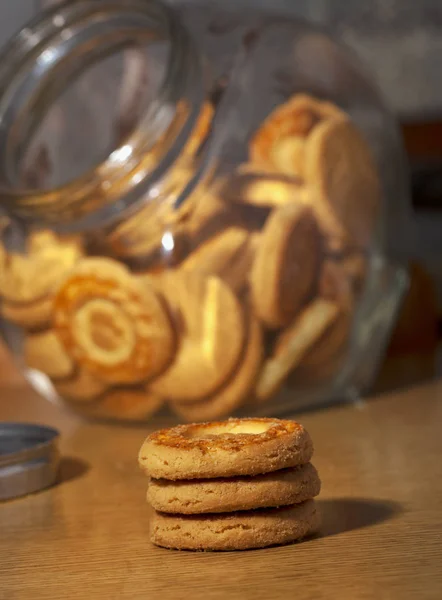 Biscoitos sobre mesa — Fotografia de Stock