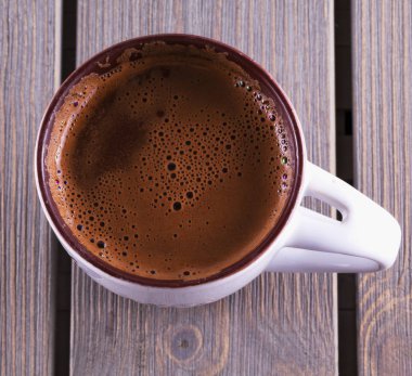 Beyaz bir fincan sıcak çikolata