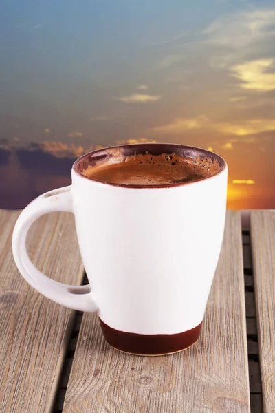 Chocolate quente em um copo branco — Fotografia de Stock