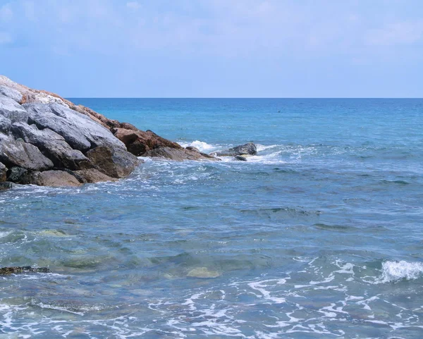 Havsutsikt med stenar — Stockfoto
