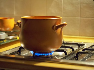 Geleneksel terracotta pot yanıyor