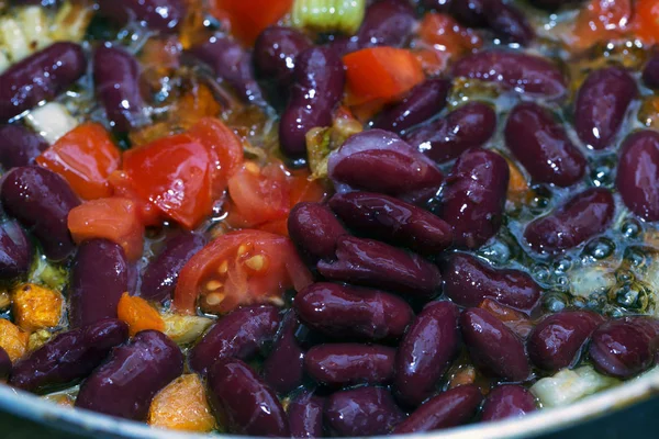 Fagioli e pomodoro in una padella — Foto Stock