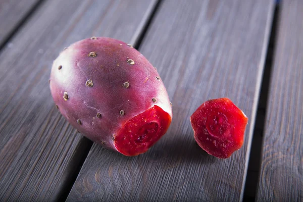 Prickly pear over wooden table — Stock Photo, Image