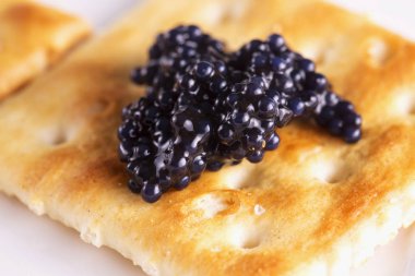 Siyah havyar kraker üzerinde