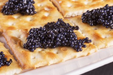 Siyah havyar üzerinde kraker, yakın yukarı