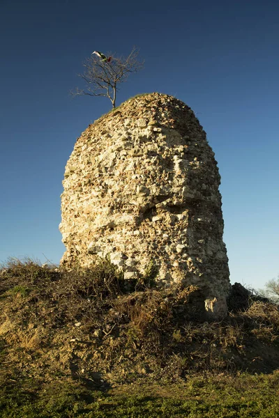 Разрушающаяся старая башня — стоковое фото