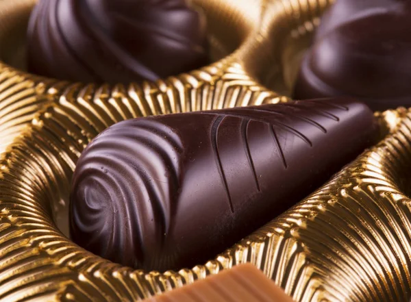 Chocolate em caixa dourada — Fotografia de Stock