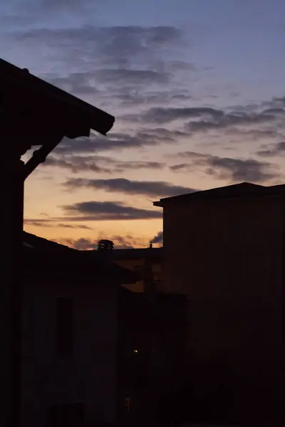 Sonnenuntergang über der Stadtsilhouette — Stockfoto