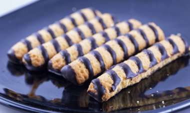 Siyah plaka üzerinde çikolata bisküvi