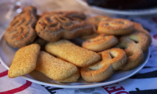 Biscoitos de café da manhã sobre um prato — Fotografia de Stock