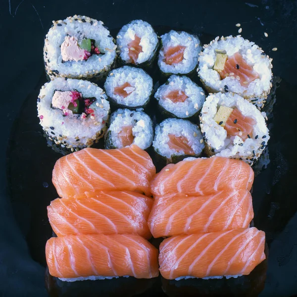 Sushi sobre plato negro — Foto de Stock