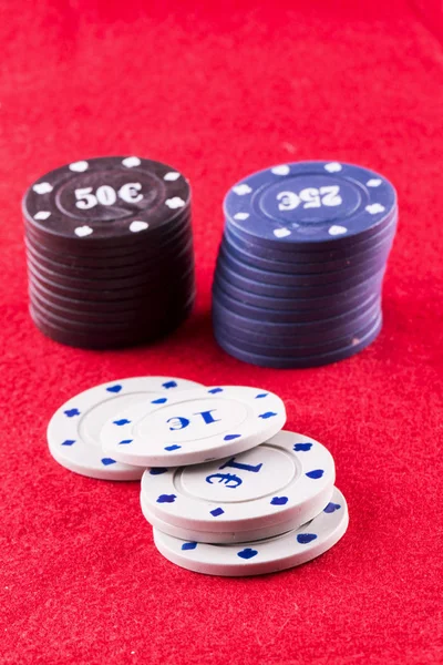 Chips di poker sopra panno rosso — Foto Stock
