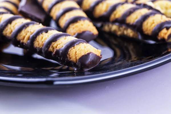 Siyah plaka üzerinde çikolata bisküvi — Stok fotoğraf