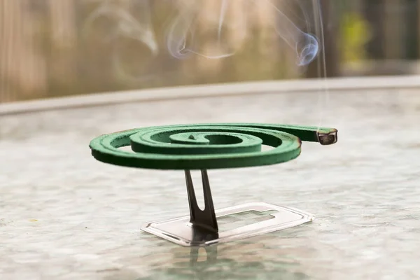 Fumigador sobre mesa de vidro — Fotografia de Stock
