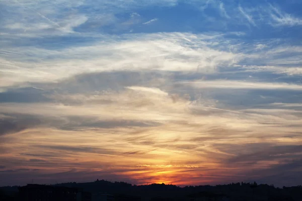 Sky bij zonsondergang met prachtige oranje verlichting — Stockfoto