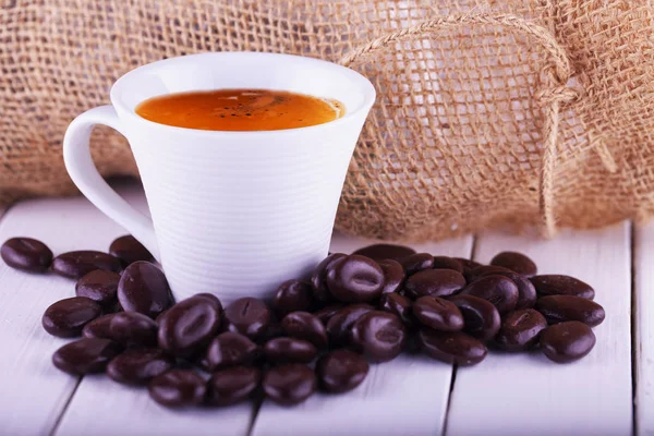 Káva v šálku s fazolemi — Stock fotografie