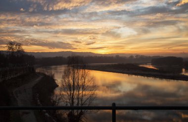 Nehirde gün batımı