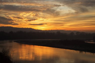 Nehir üzerinde harika gün batımı