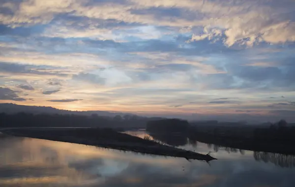 Maravilloso atardecer sobre el río —  Fotos de Stock