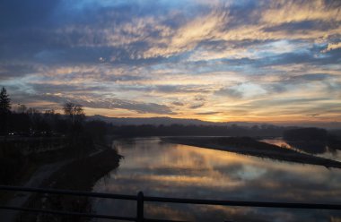 Nehrin üzerinde gün batımı