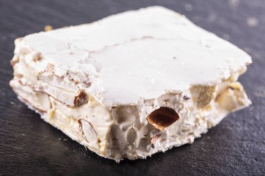 Kara taş üzerine beyaz nuga